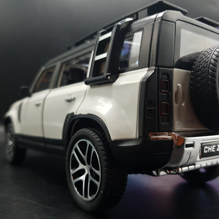 Diecast Land Rover Defender with Light and Sound 1:24 Scale